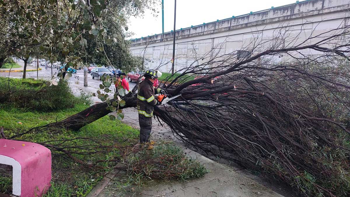 Autoridades de Toluca realizan recorridos preventivos en ríos y canales por las fuertes lluvias.
