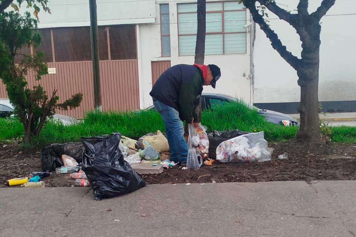 Personas sancionadas por tirar basura en las calles de Toluca.