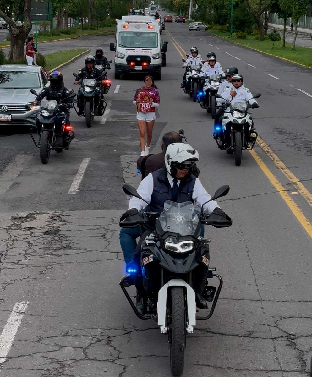Policía de Toluca acompaña a estudiantes deportistas.