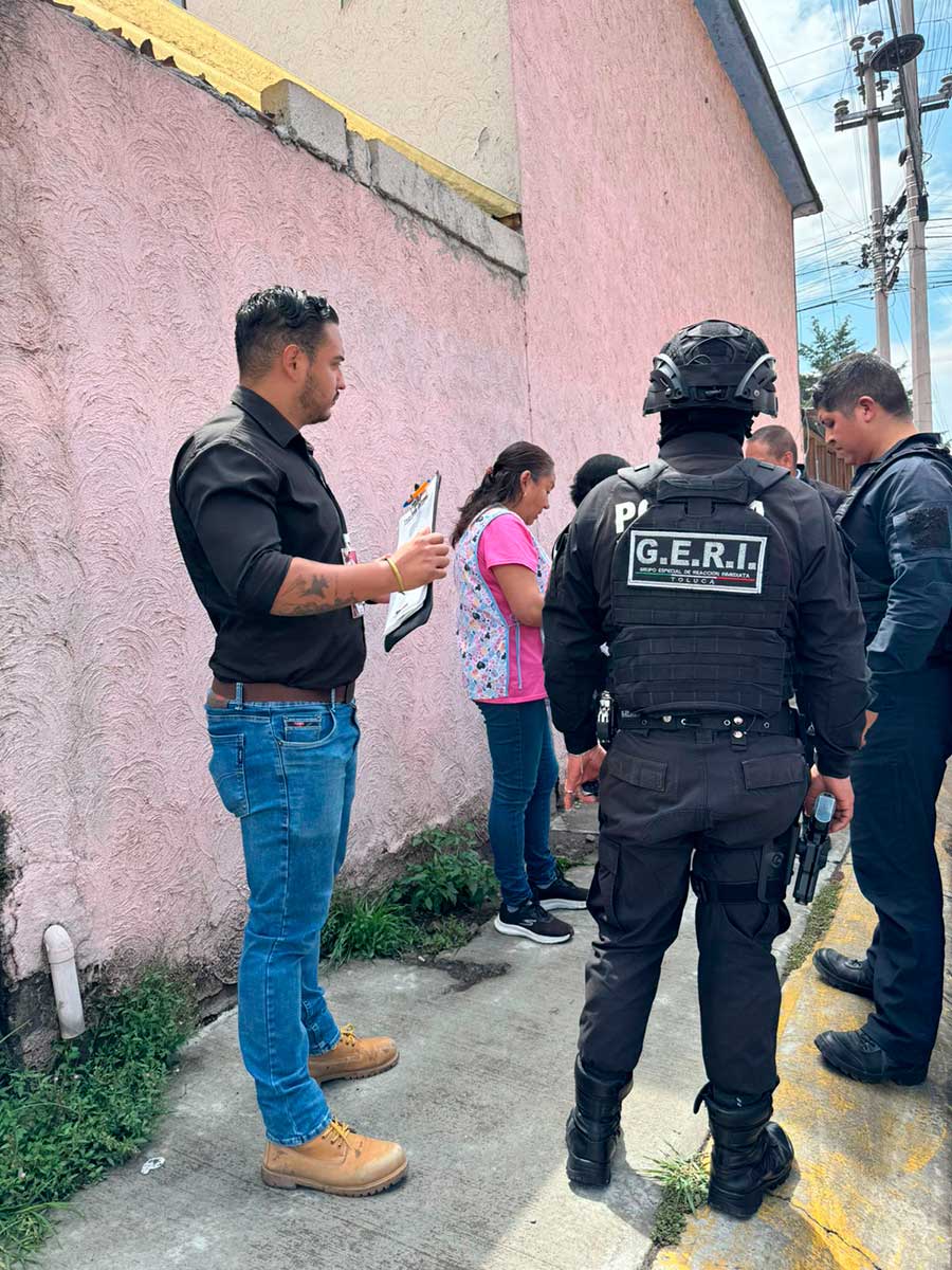 Autoridades municipales de Toluca rescatan dos perritos en los Sauces.