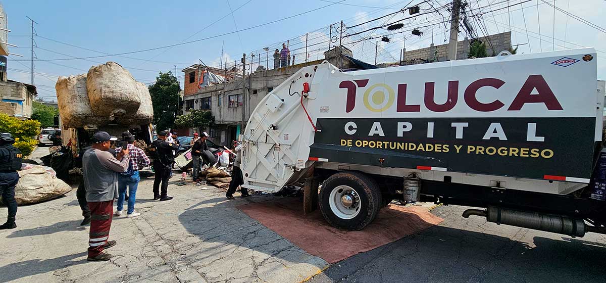 Gobierno de Toluca retira desechos acumulados en una casa en la Nueva Oxtotitlán.