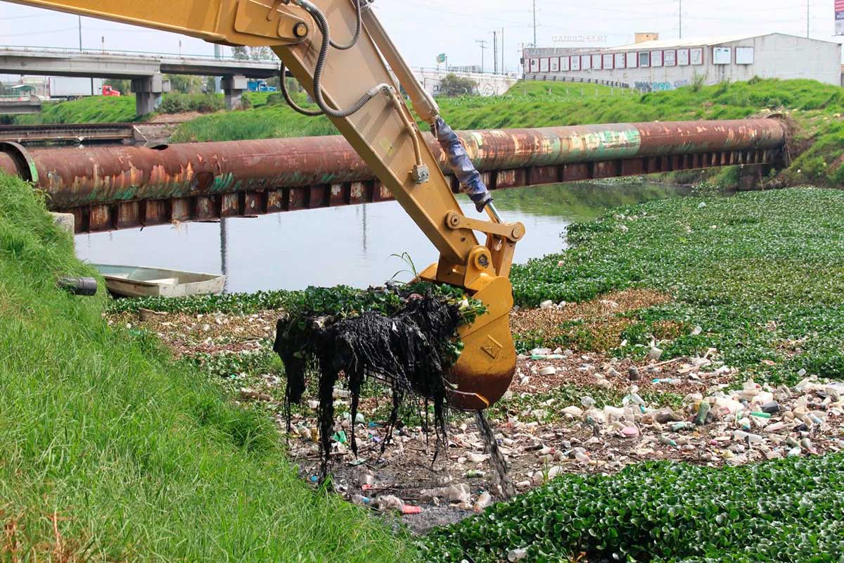 San Mateo Atenco realiza limpieza en el río Lerma.