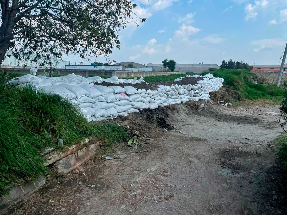 Gobierno de Toluca refuerza medidasa contra inundaciones en el canal Totoltepec.