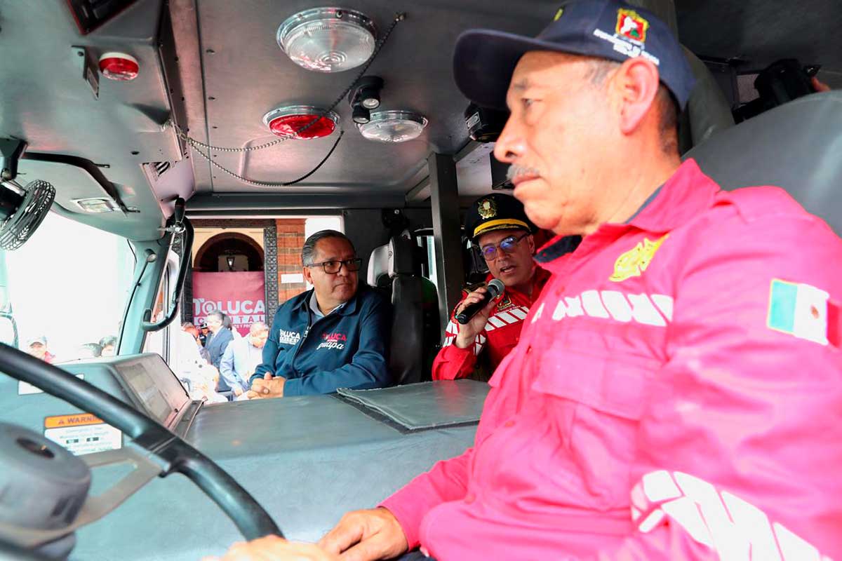 Toluca refuerza su cuerpo de bomberos con nueva motobomba equipada para emergencias mayores