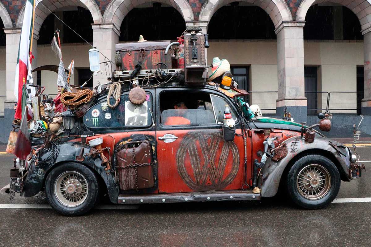 ¡Vochos invaden Toluca! Más de mil 500 autos participan en colorida caravana familiar