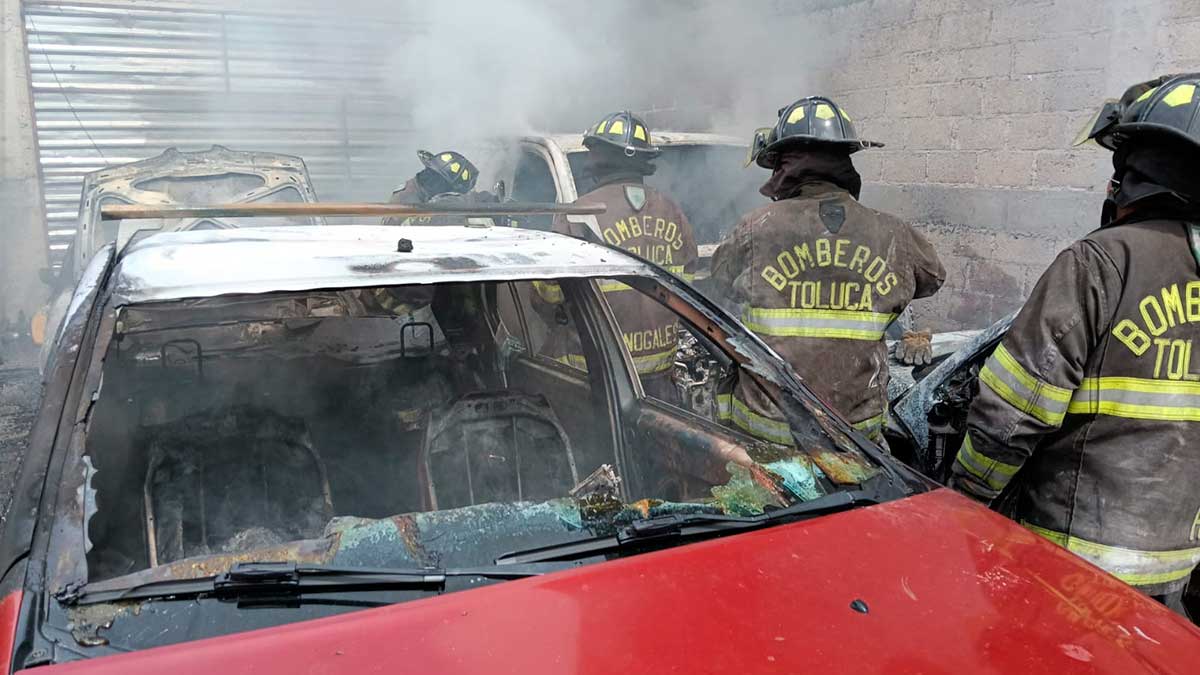 Bomberos de Toluca apagan fuego en un taller mecánico.