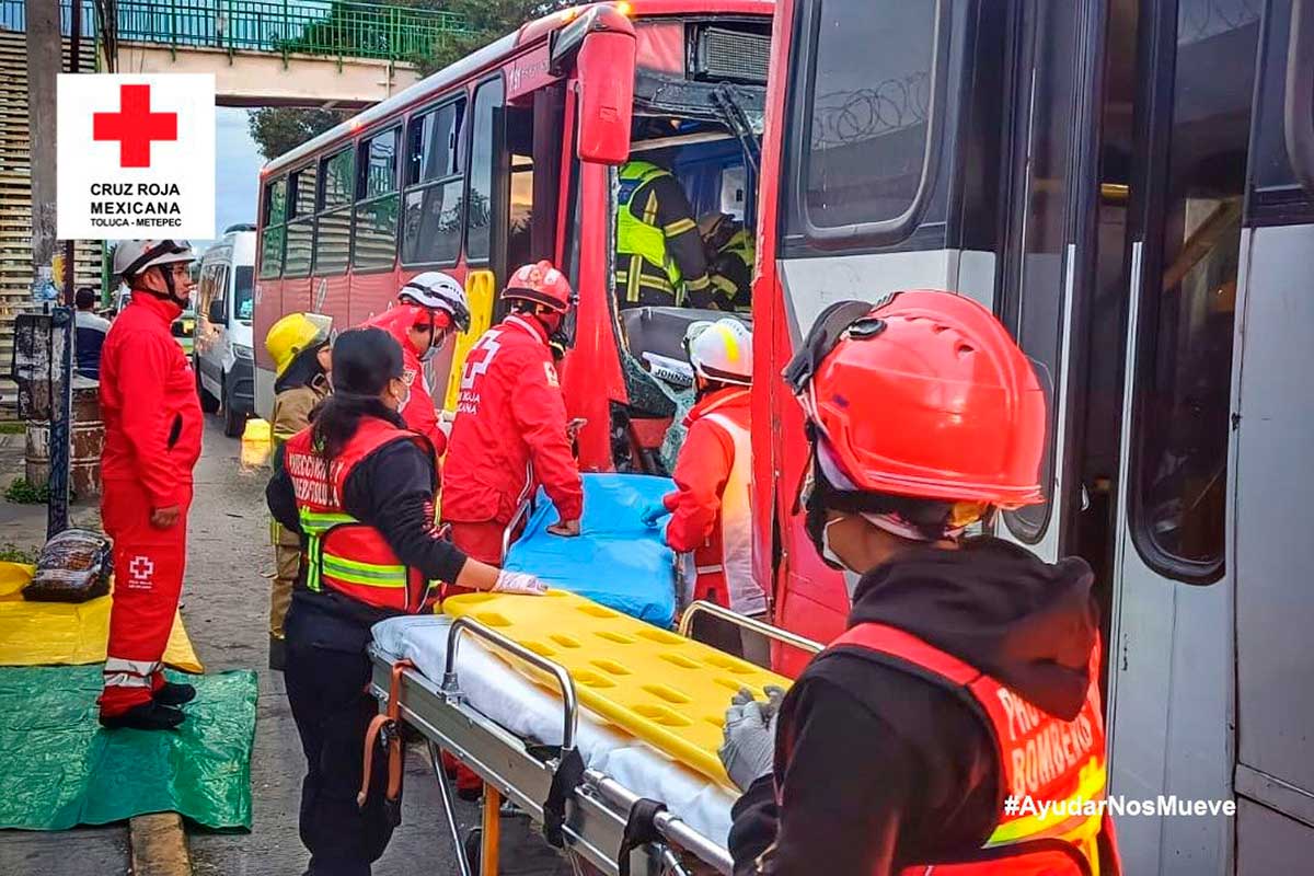 Choque entre dos autobuses en Paseo Tollocan deja al menos 20 heridos