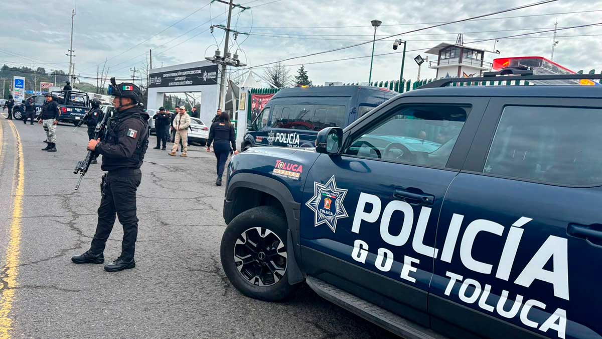 Elementos de seguridad de Toluca desarticulan banda dedicada al robo con violencia de vehículos.