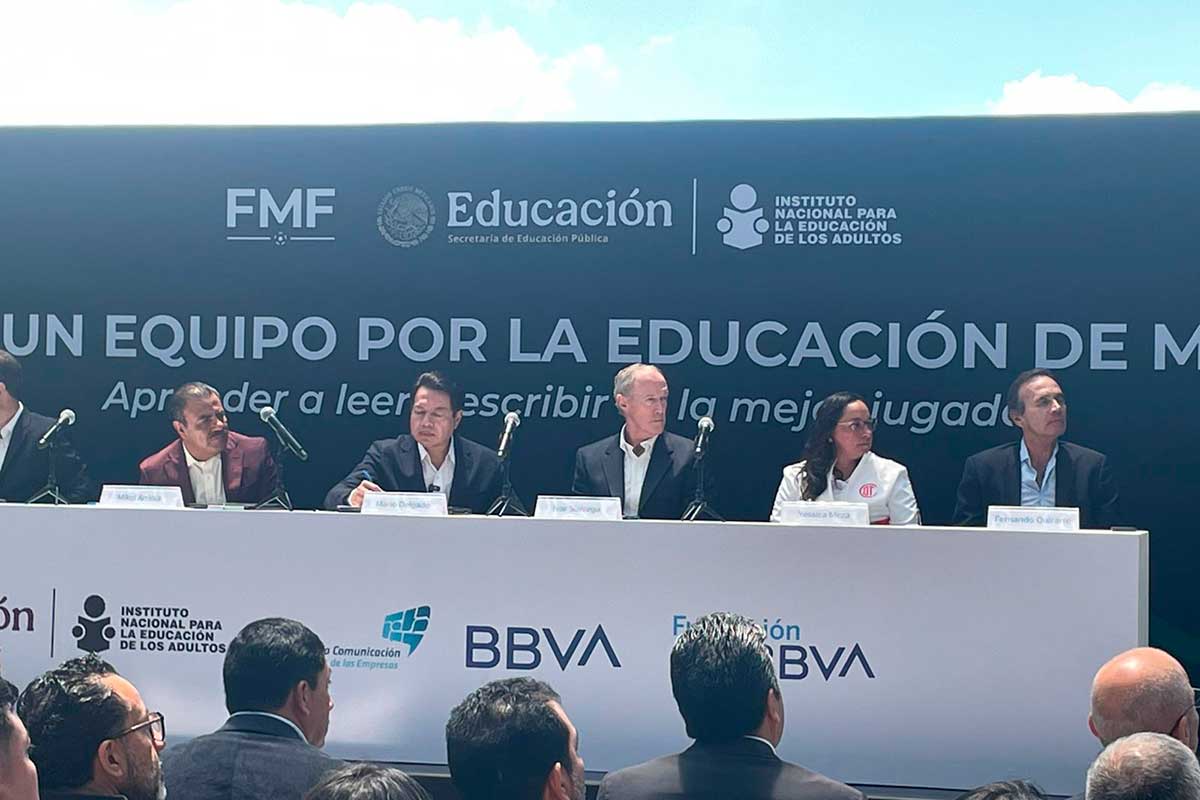 Futbol y educación se unen: Firman convenio nacional para combatir el rezago educativo