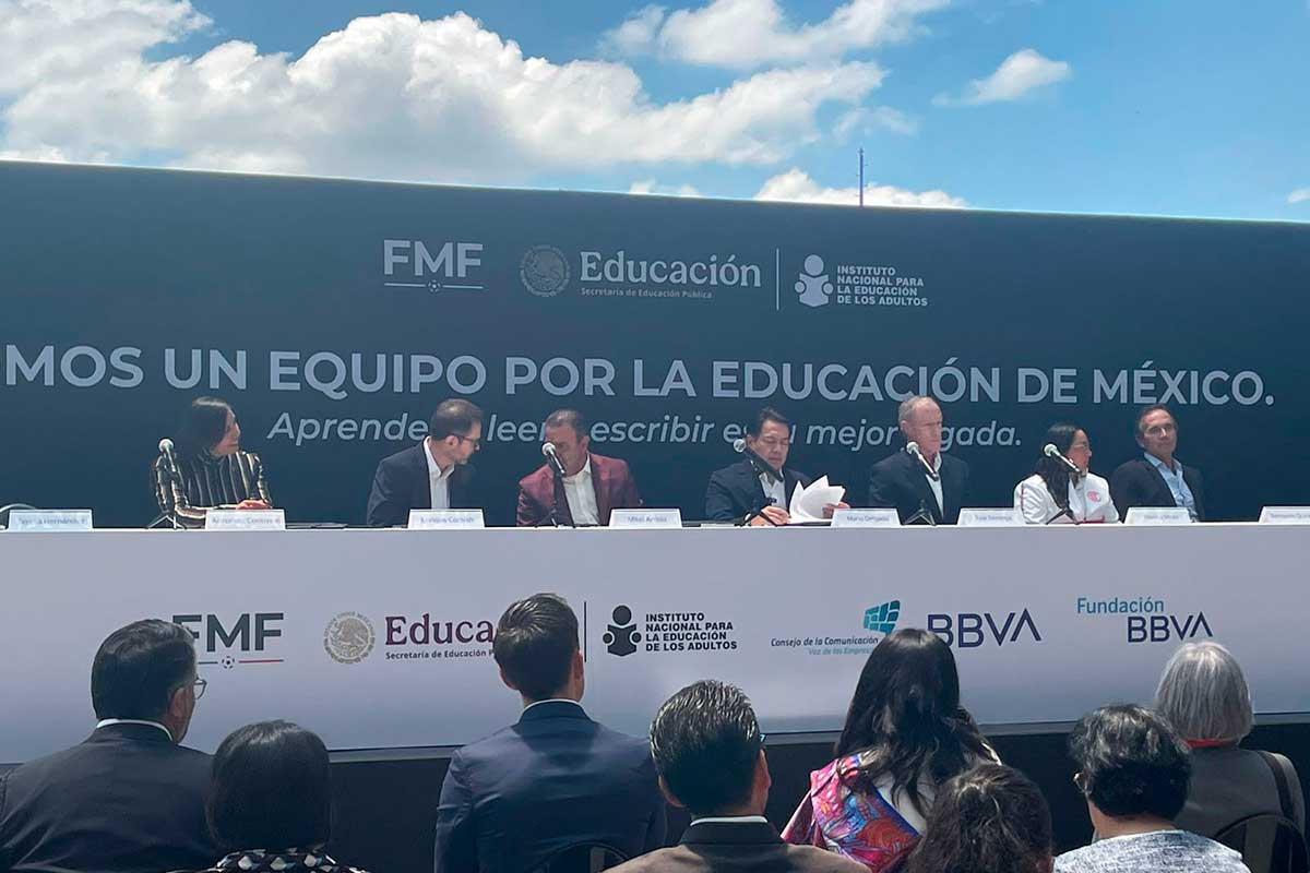 Firma de convenio entre la Federación Mexicana de Futbol y la Secretaría de Educación Pública (SEP) para conbatir el rezago educativo.