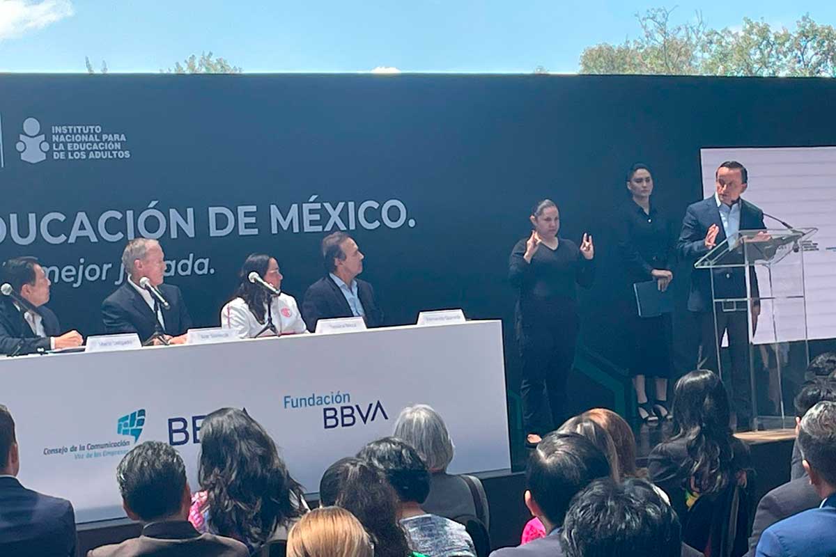 Firma de convenio entre la Federación Mexicana de Futbol y la Secretaría de Educación Pública (SEP) para conbatir el rezago educativo.