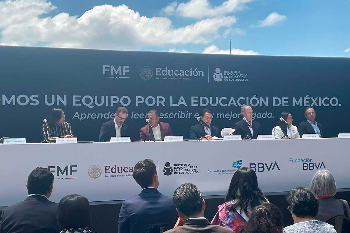 Firma de convenio entre la Federación Mexicana de Futbol y la Secretaría de Educación Pública (SEP) para conbatir el rezago educativo.