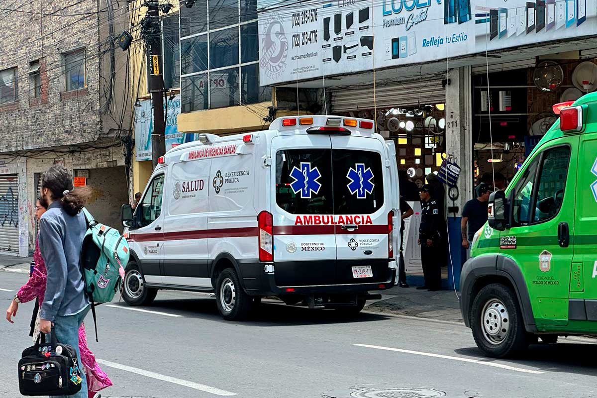 Hombre sufre descarga eléctrica mientras trabajaba afuera de un local en Toluca