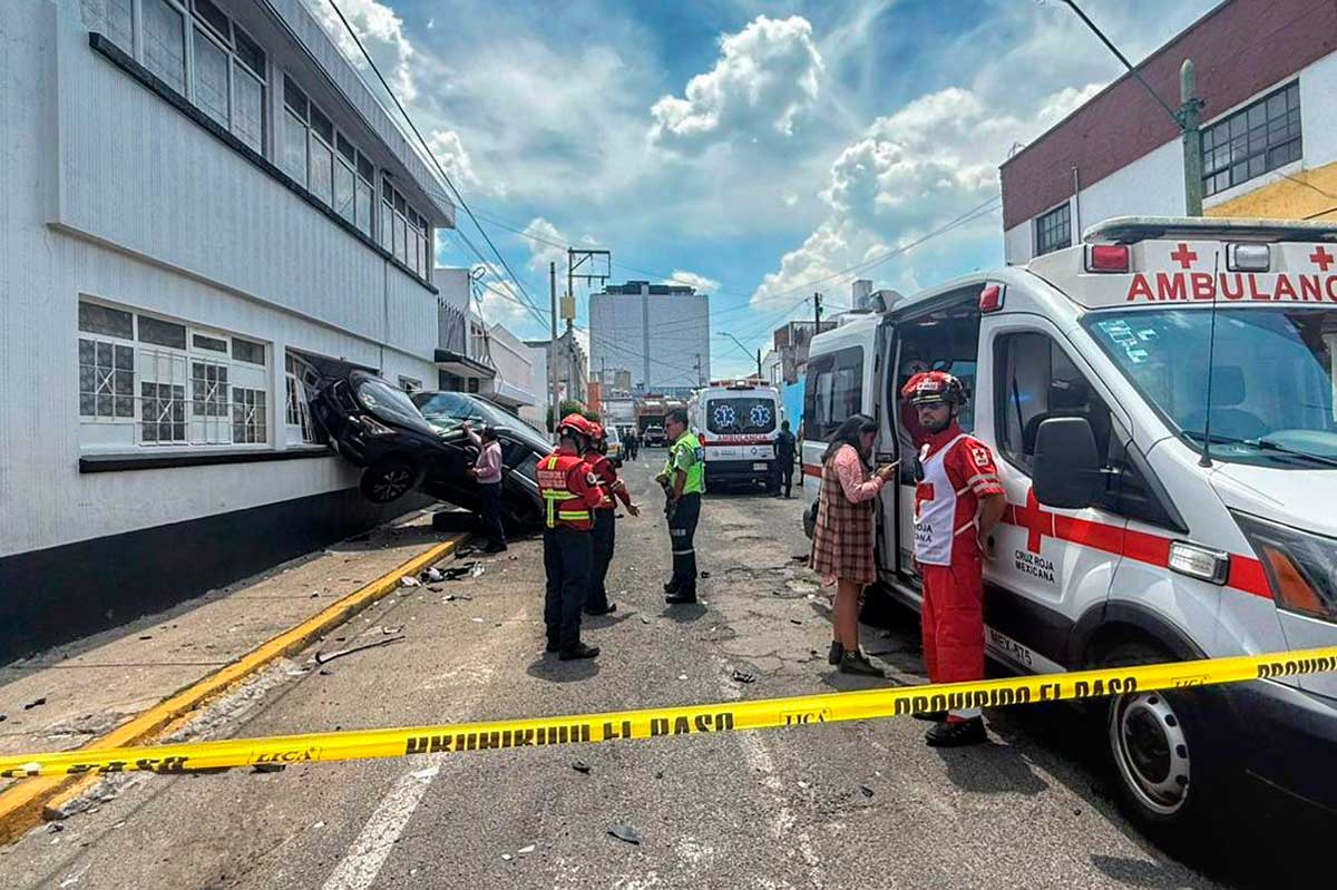 Impactante choque en Toluca: camioneta termina incrustada en una casa