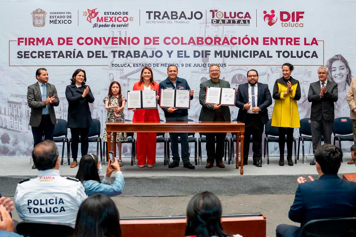 Evento de firma de convenio del DIF Toluca y la Secretaría del Trabajo.