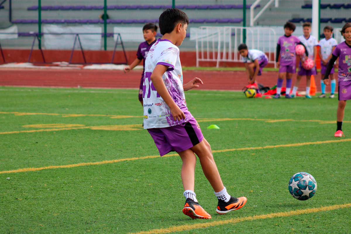 Entrenamiento de las fuerzas básicas juveniles de Artesanos de Metepec.