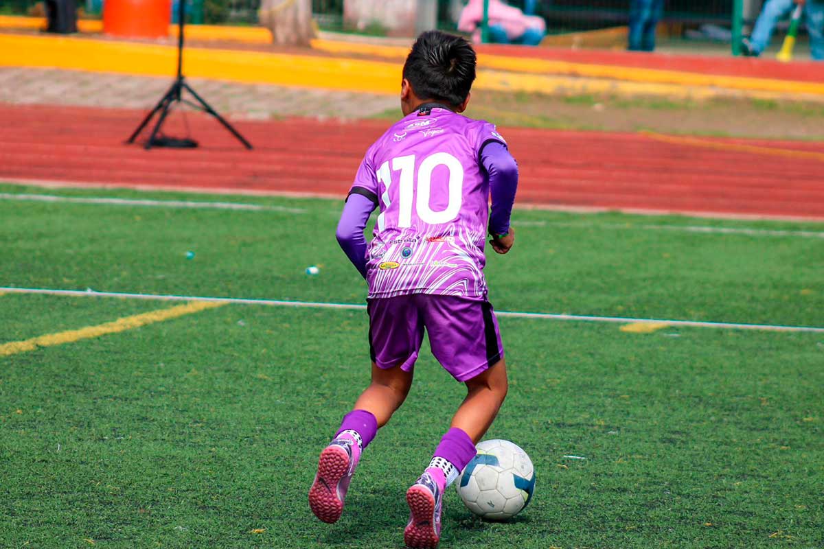 Entrenamiento de las fuerzas básicas juveniles de Artesanos de Metepec.