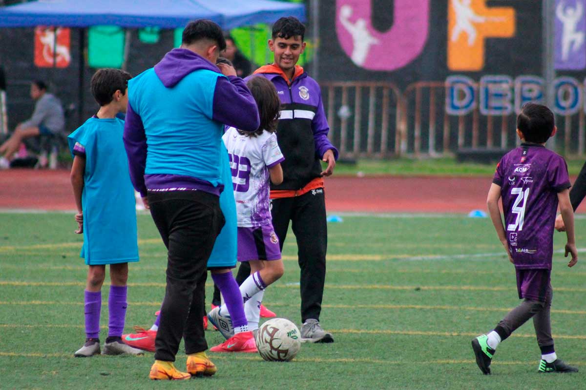 Entrenamiento de las fuerzas básicas juveniles de Artesanos de Metepec.