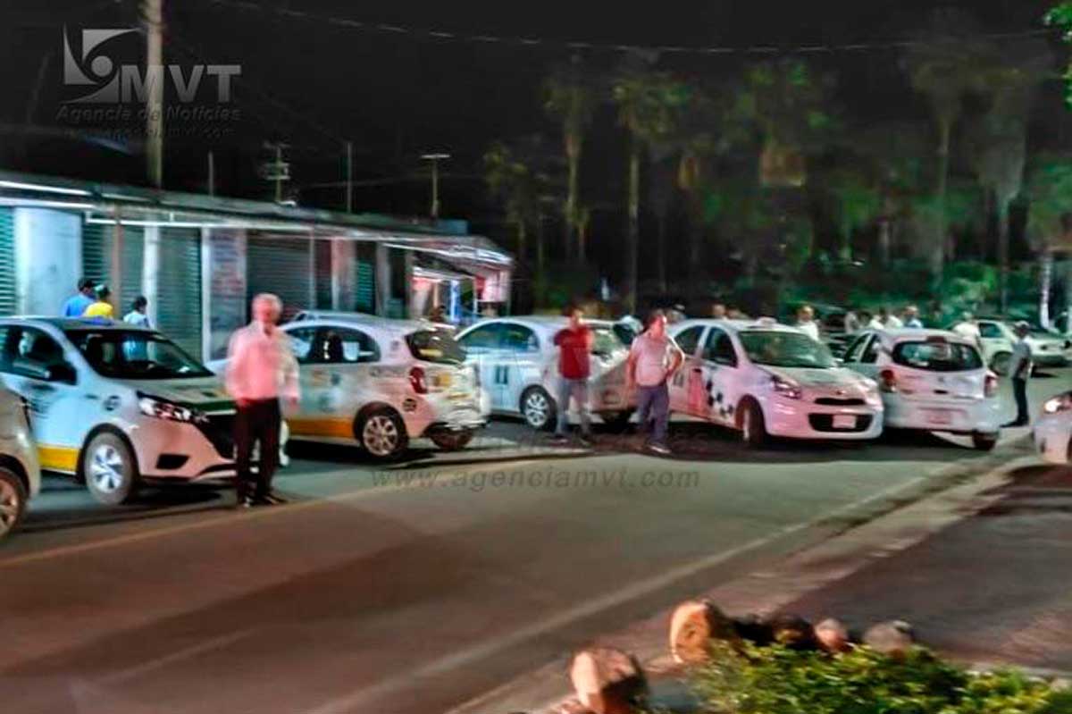 Pobladores y transportistas del suir del Edoméx retienen a elementos de seguridad en protesta ante el gobierno estatal.
