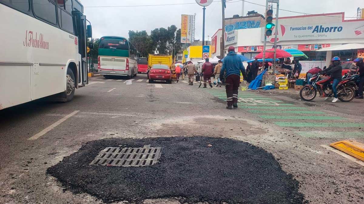 Bacheo de calles en Toluca.