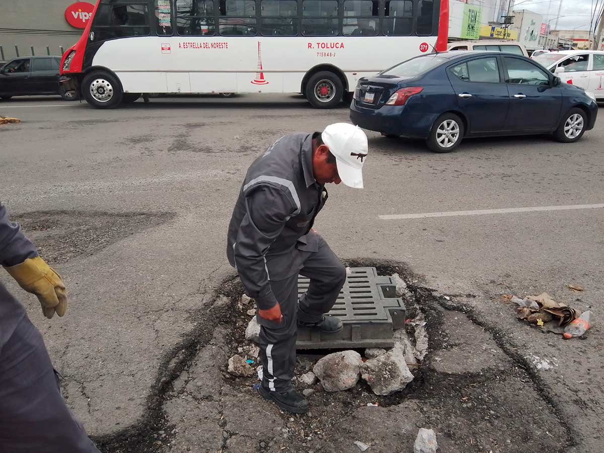 Bacheo de calles en Toluca.