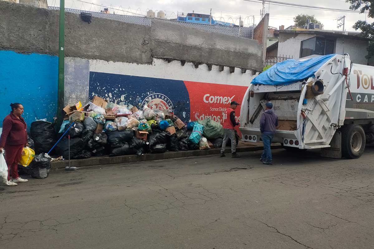 Retira Toluca más de 10 toneladas de basura en tiradero clandestino