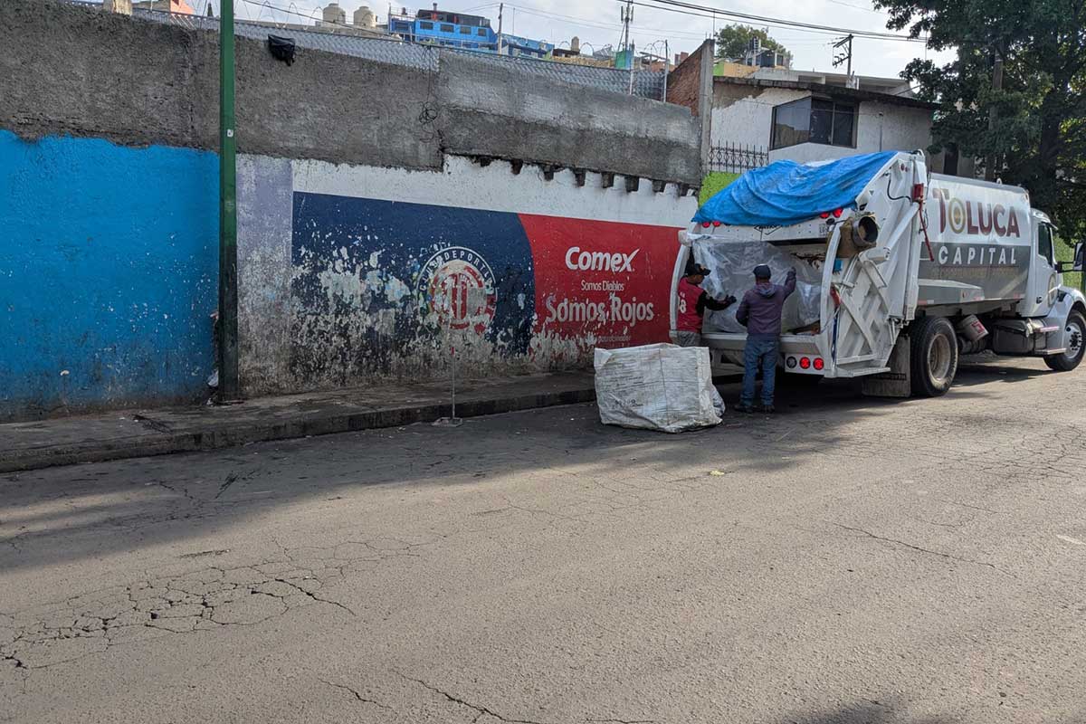 El Ayuntamiento de Toluca retira 10 toneladas de basura de la vía pública.