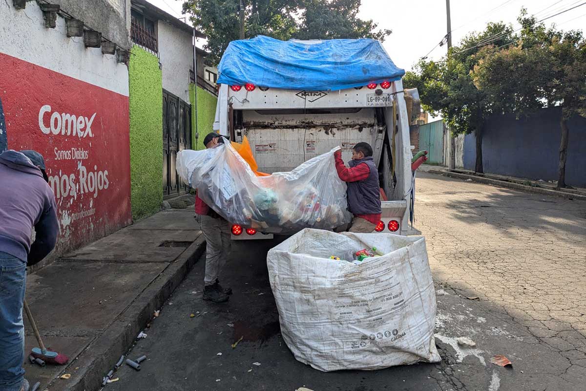 El Ayuntamiento de Toluca retira 10 toneladas de basura de la vía pública.