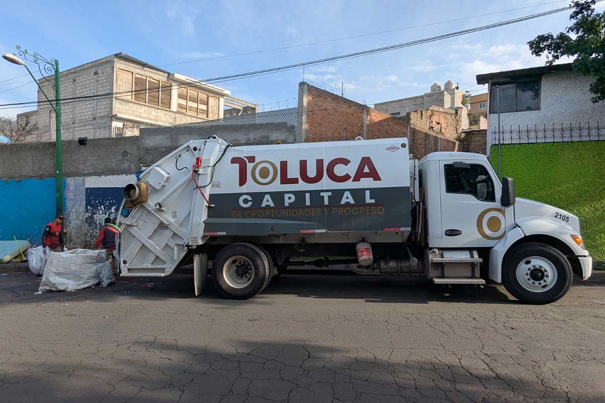 El Ayuntamiento de Toluca retira 10 toneladas de basura de la vía pública.