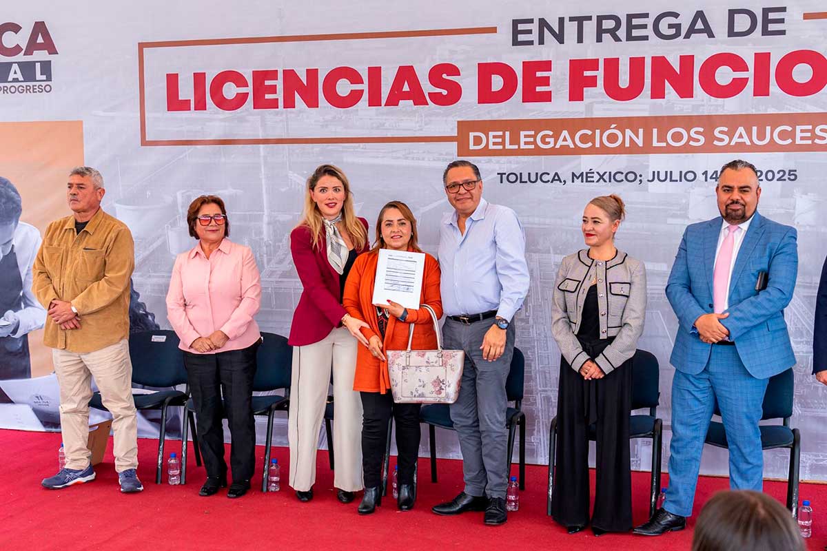 Ricardo Moreno impulsa a familias emprendedoras de Sauces con entrega de 100 licencias de funcionamiento