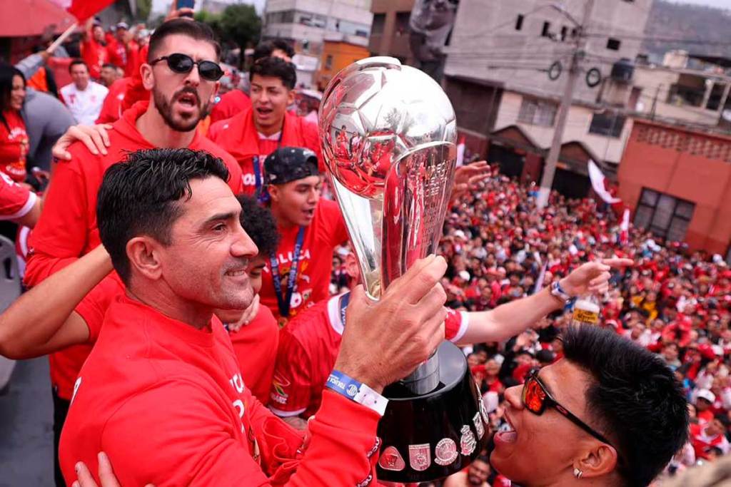 Diablos Rojos del Toluca festejando el triunfo.