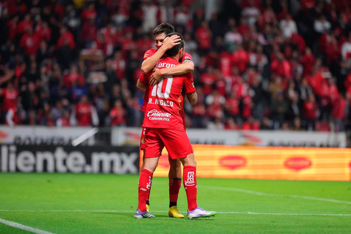 Jugadores de los Diablos festejando el gol.