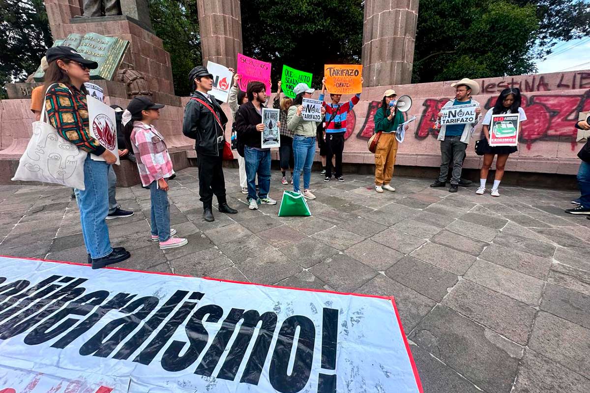 Activistas y vecinos de Toluca rechazan aumento en la tarifa del transporte público en Edomex