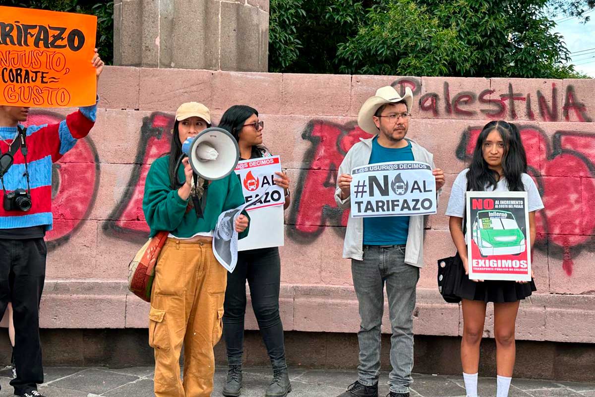Vecinos y activistas de Toluca se manifiestan en contra del aumento a la tarifa del transporte público.