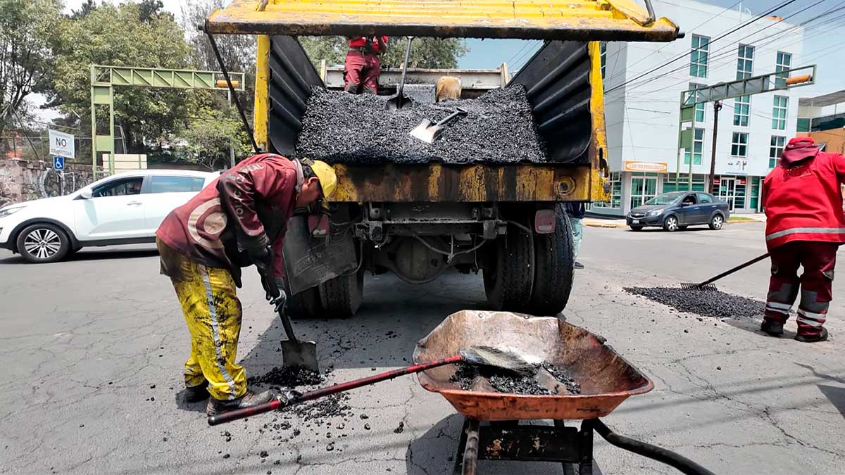 Continua el bacheo en Toluca.