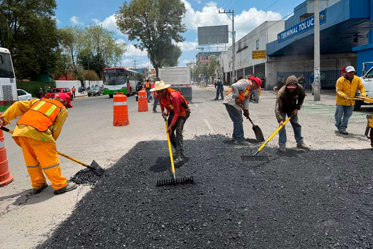 Continua el bacheo en Toluca.