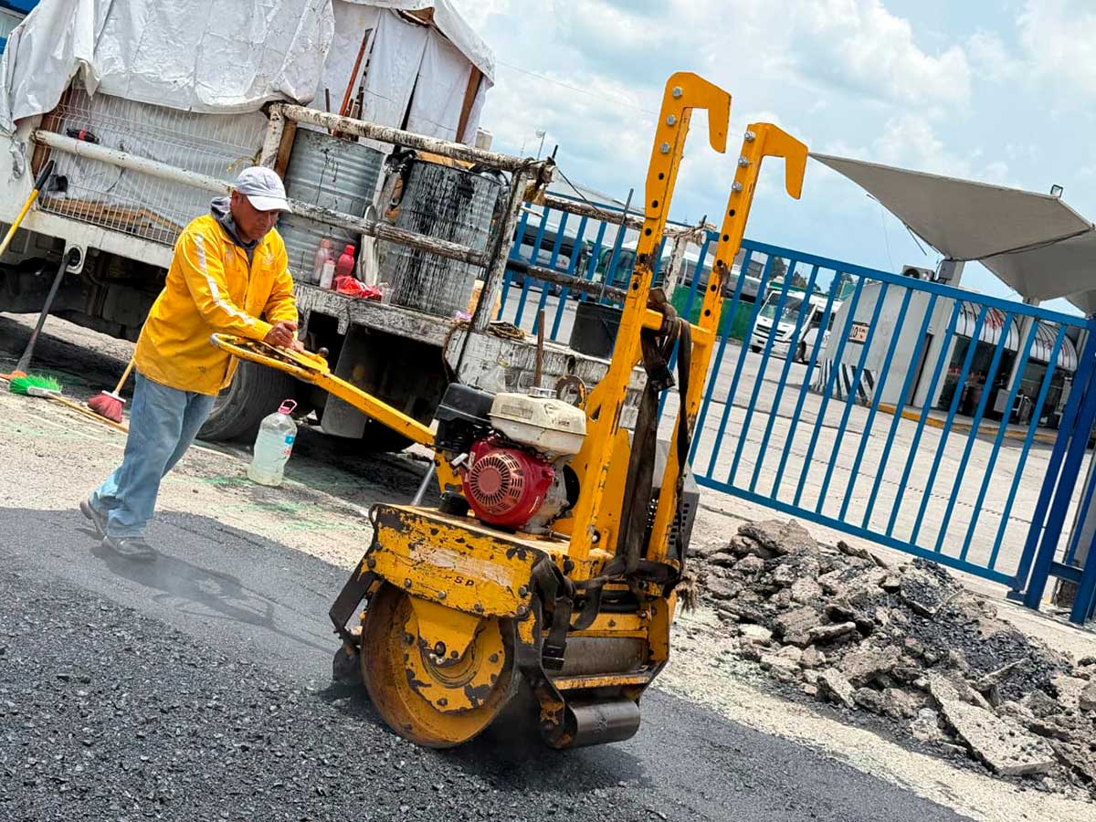 Continua el bacheo en Toluca.
