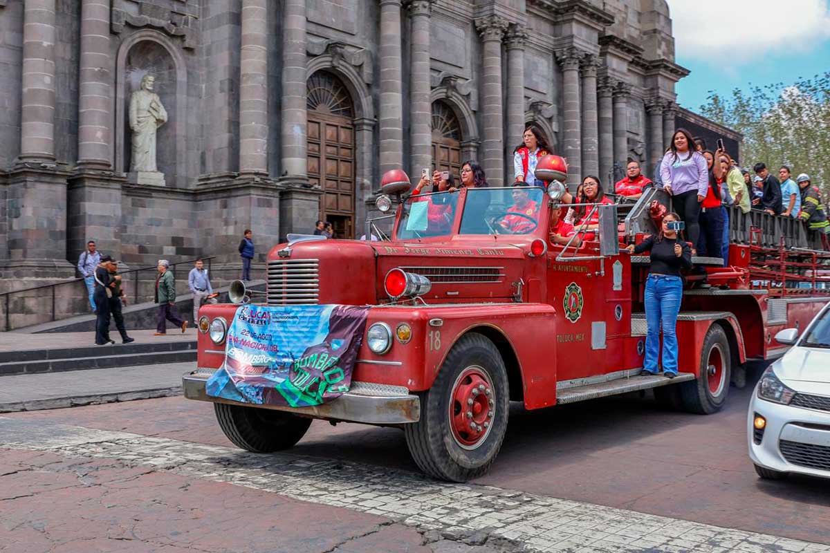Toluca reconoce a su cuerpo de bomberos.