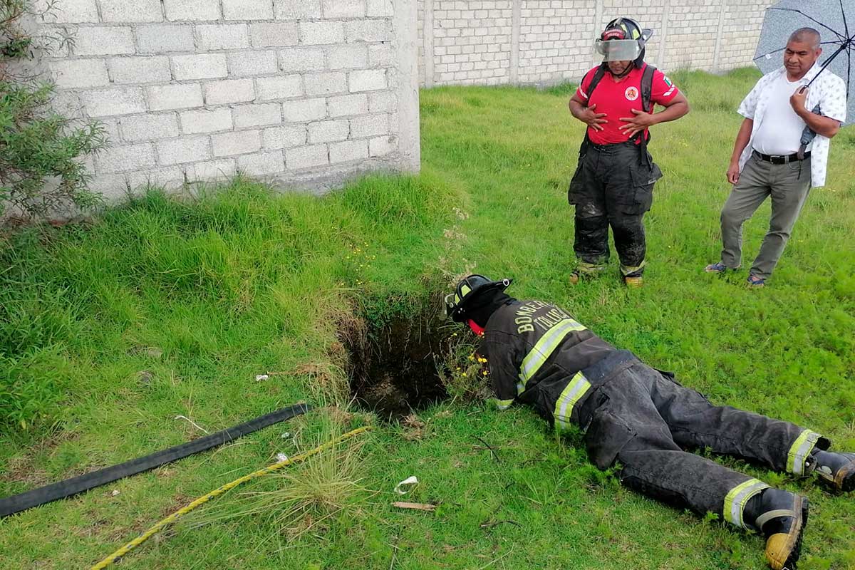 Bomberos de Toluca rescatan a perrito en un pozo.