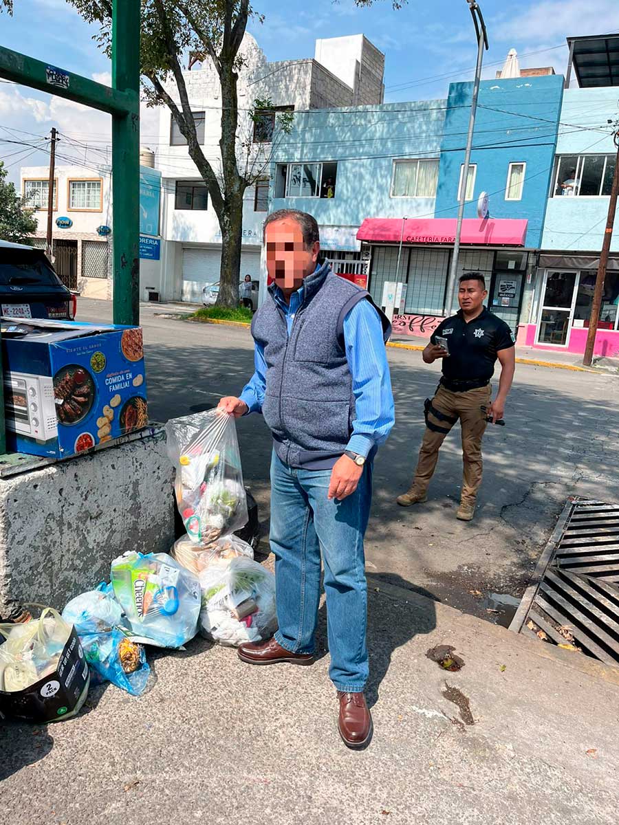Ciudadanos sorprendidos tirando basura en las calles de Toluca.