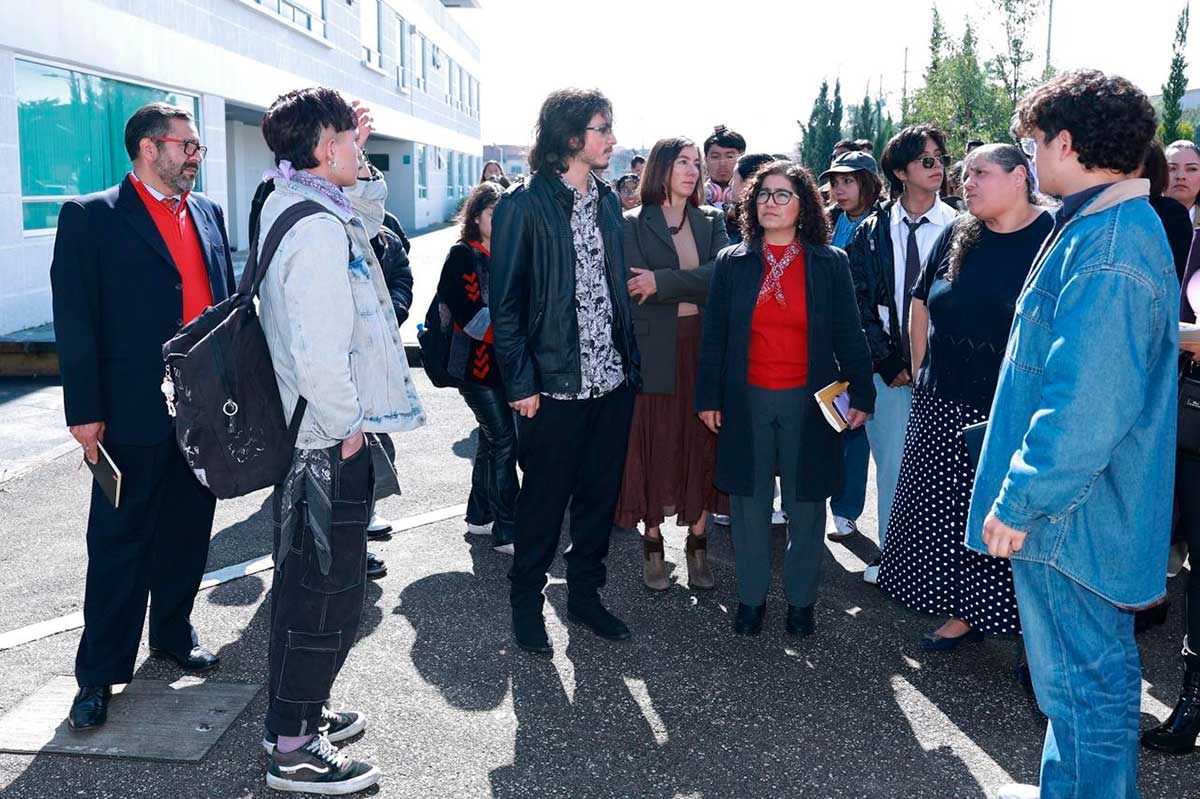 La rectora de la Universidad en la Facultad de Ciencias de la Conducta.
