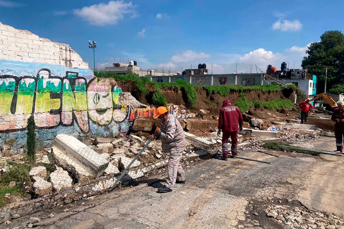 Gobierno de Toluca atiende colapso de barda en Santiago Tlacotepec tras intensas lluvias