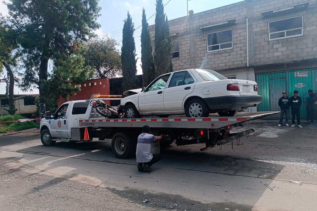 Automóvil y motocicleta accidentados en Toluca.