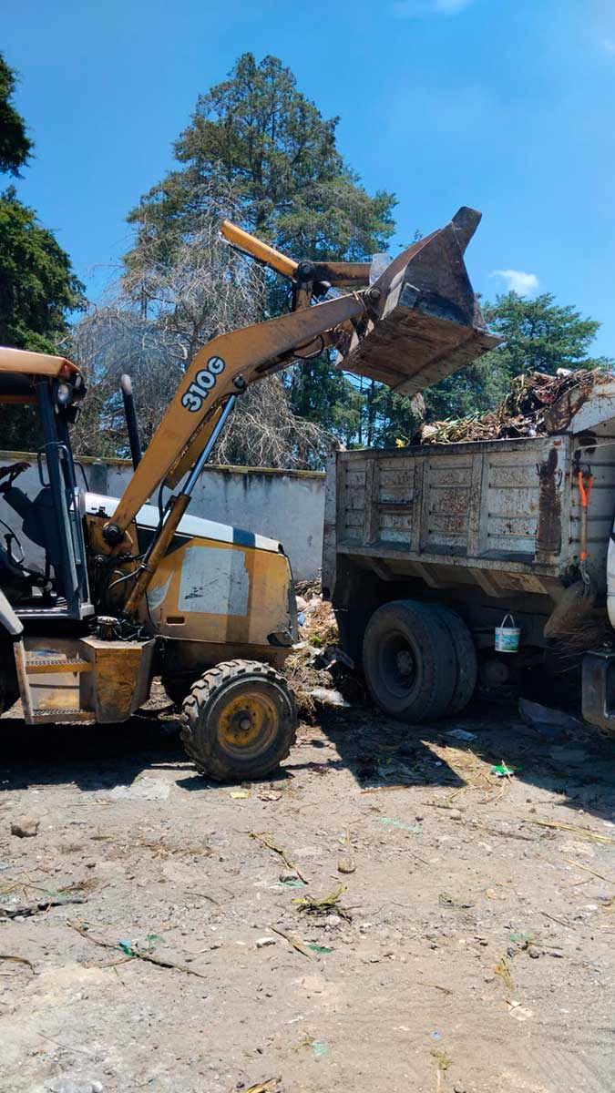 El gobierno de Toluca realiza trabajos de limpieza y mantenimiento en panteones.