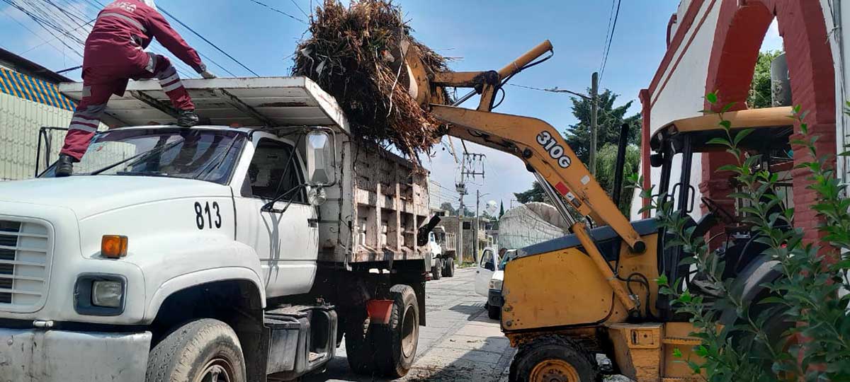 El gobierno de Toluca realiza trabajos de limpieza y mantenimiento en panteones.
