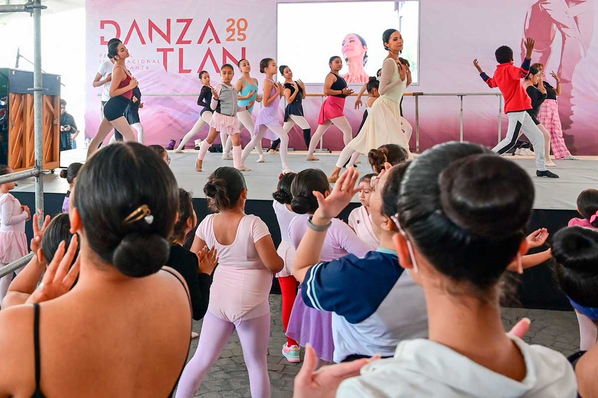 Más de 500 personas vibran en histórica clase masiva de ballet impartida por Elisa Carrillo en Toluca