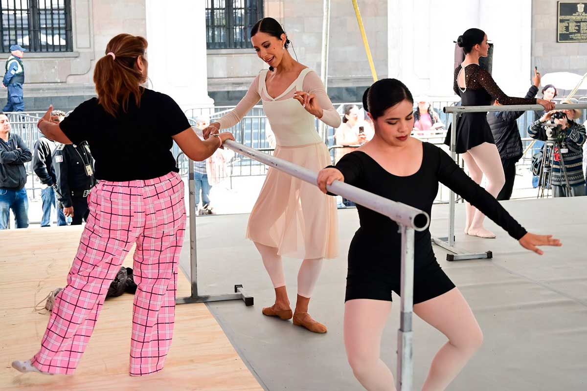 Bailrina eliza carrillo impartió clae masiva de ballet en Toluca.
