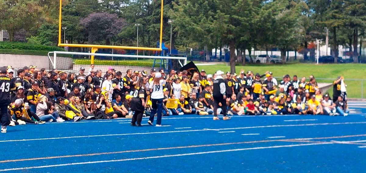 Se llevo a cabo en La congeladora la foto-fan de Nación Steelers de Toluca.