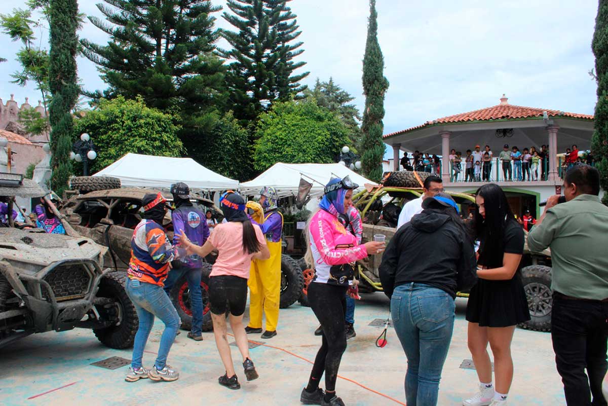 Pilcaya recibe con fiesta y música a los participantes de la Ruta Acapulcazo 2025