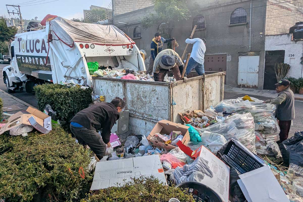 Recuperan espacio público en La Unión: retiran 20 toneladas de basura en Toluca